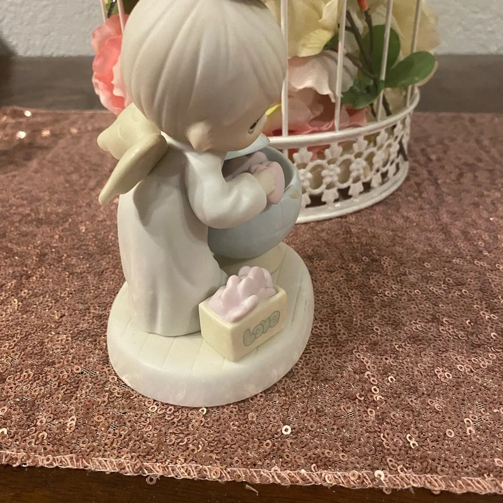 Precious moments figurine what the world needs is love #531065 - Picture 4 of 7